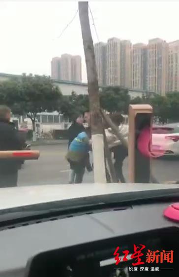 广州竞价外包托管公司_多人殴打停车场收费员 警方：将重办违法行为