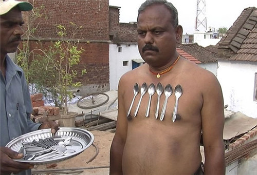 印度惊现万磁王 该男子身体自带吸铁石特异功能